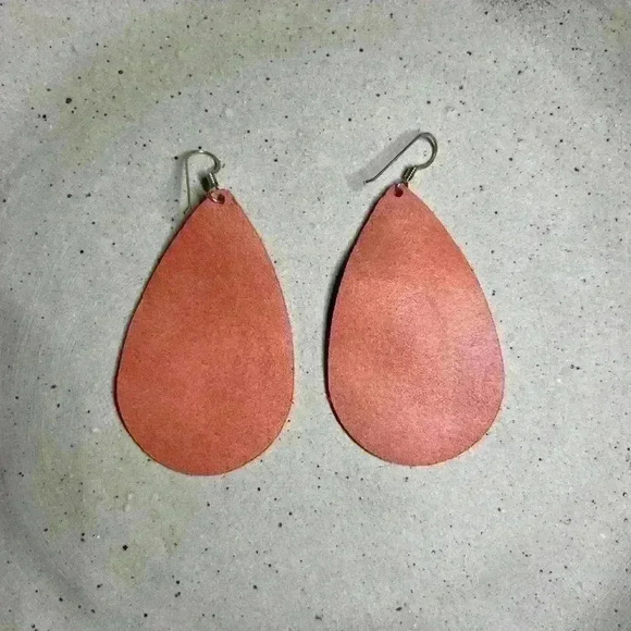 Nickel and suede pink tear drop earrings - Picture 3 of 5